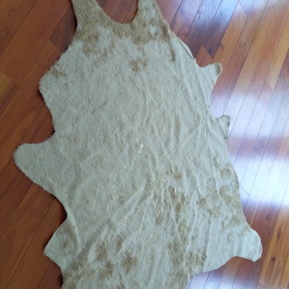Ivory and gold faux cowhide rug 5x6.6 - Picture 1 of 3